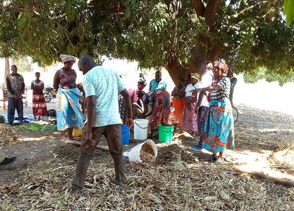 Landwirt:innen in Malawi bei einer von Help organisierten Schulung