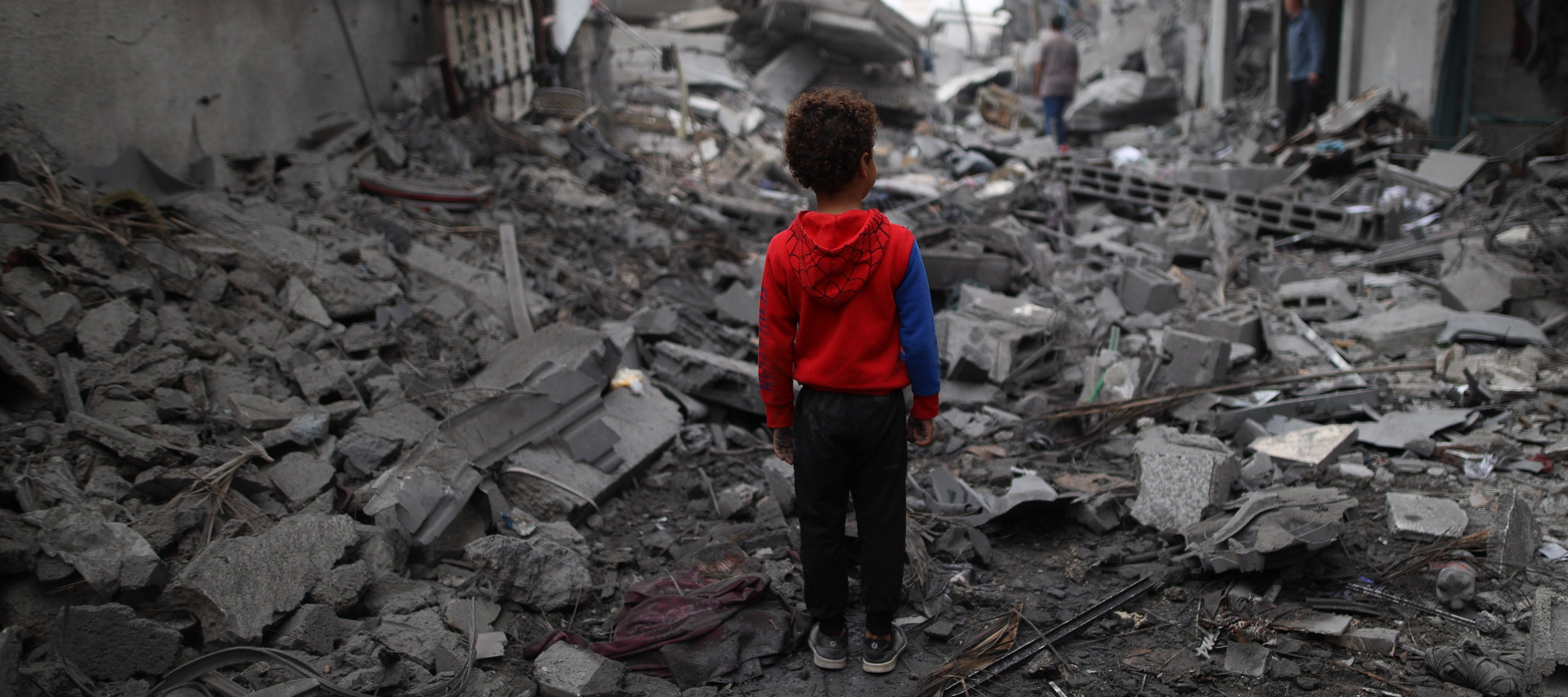 Gaza: Junge vor Trümmern im Flüchtlingslager Maghazi