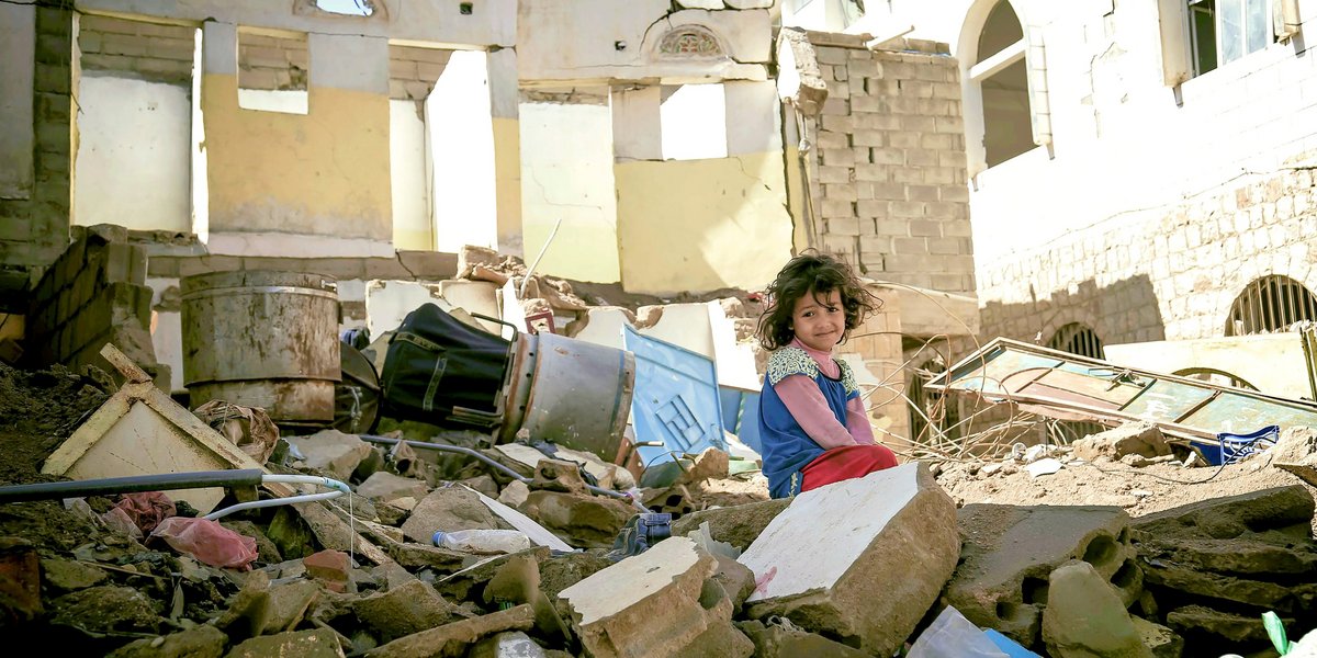 Mädchen vor Trümmern im Jemen
