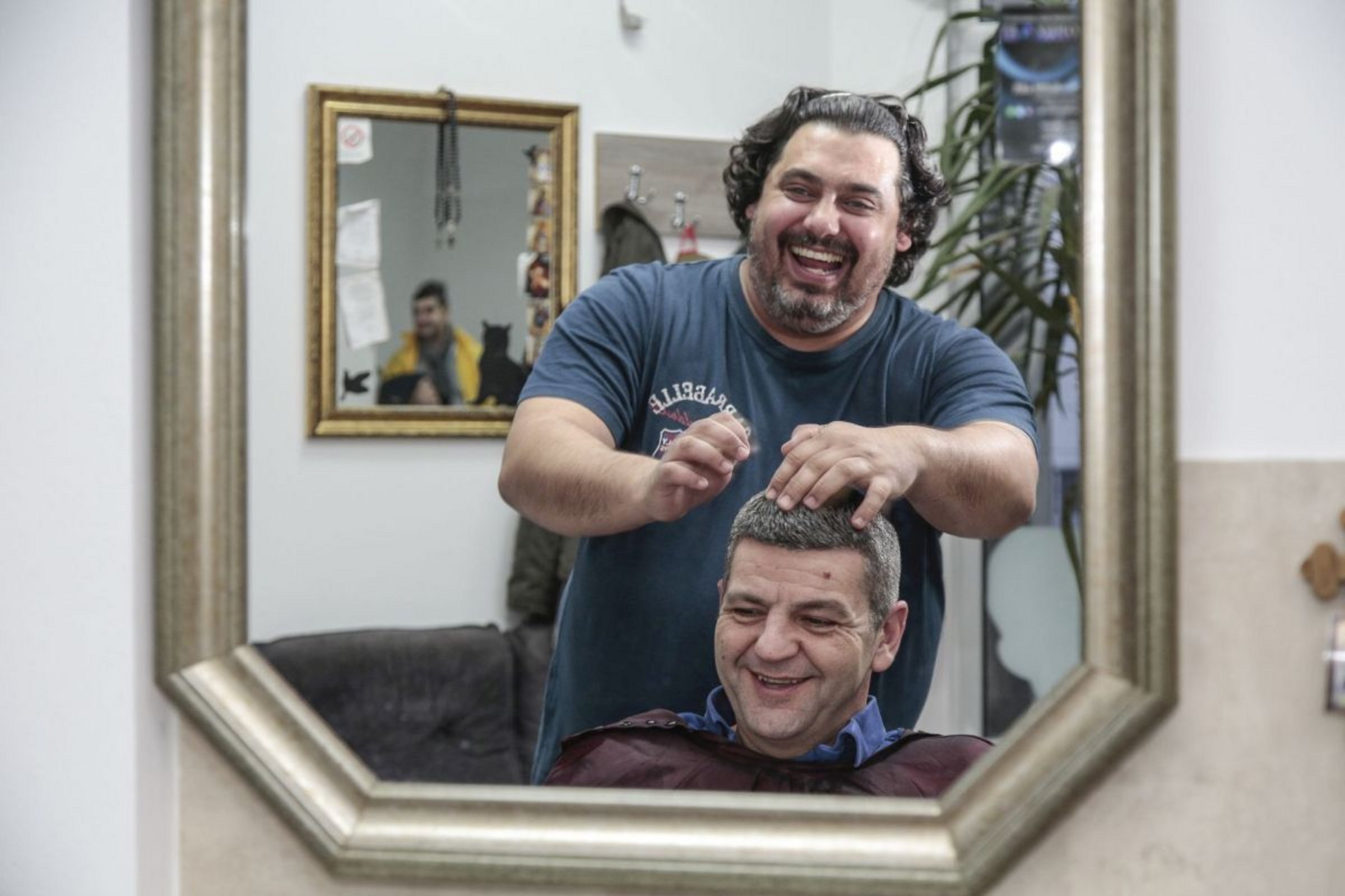 Ein von Help unterstützter Friseur in Serbien