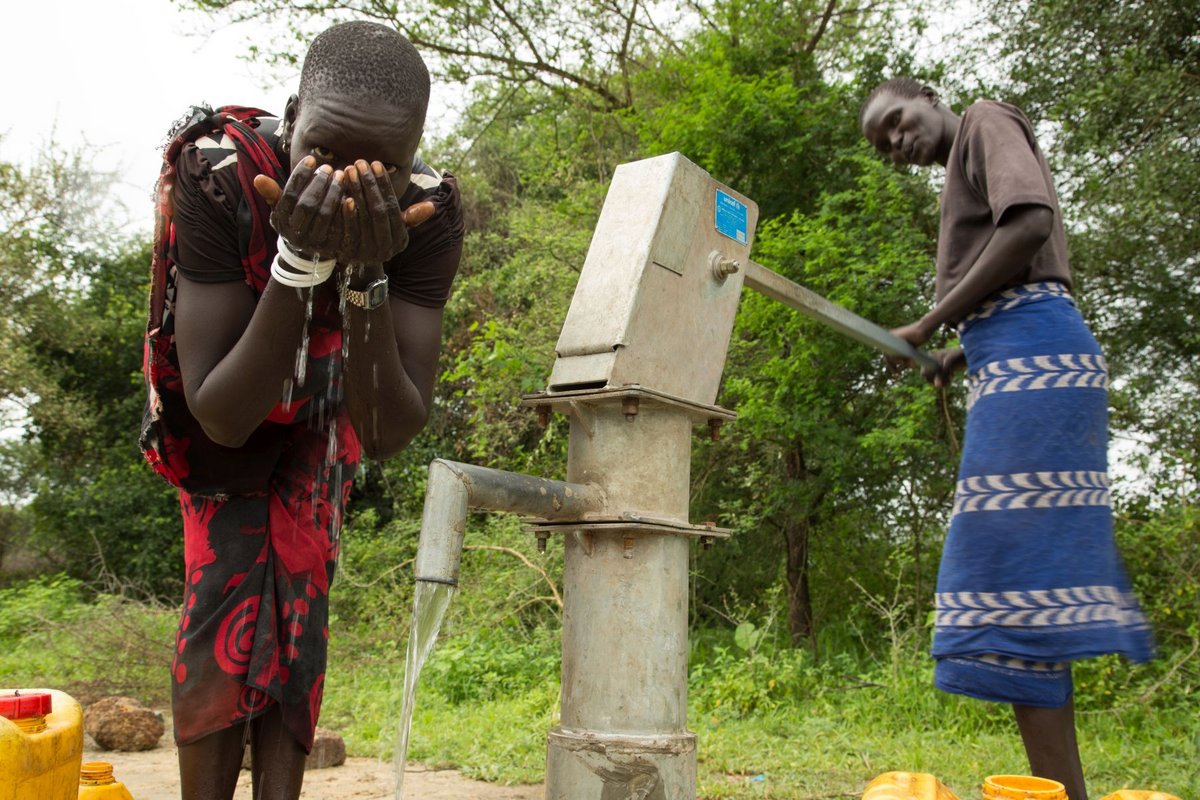 [Translate to English:] Spenden Wasser: Brunnen im Südsudan