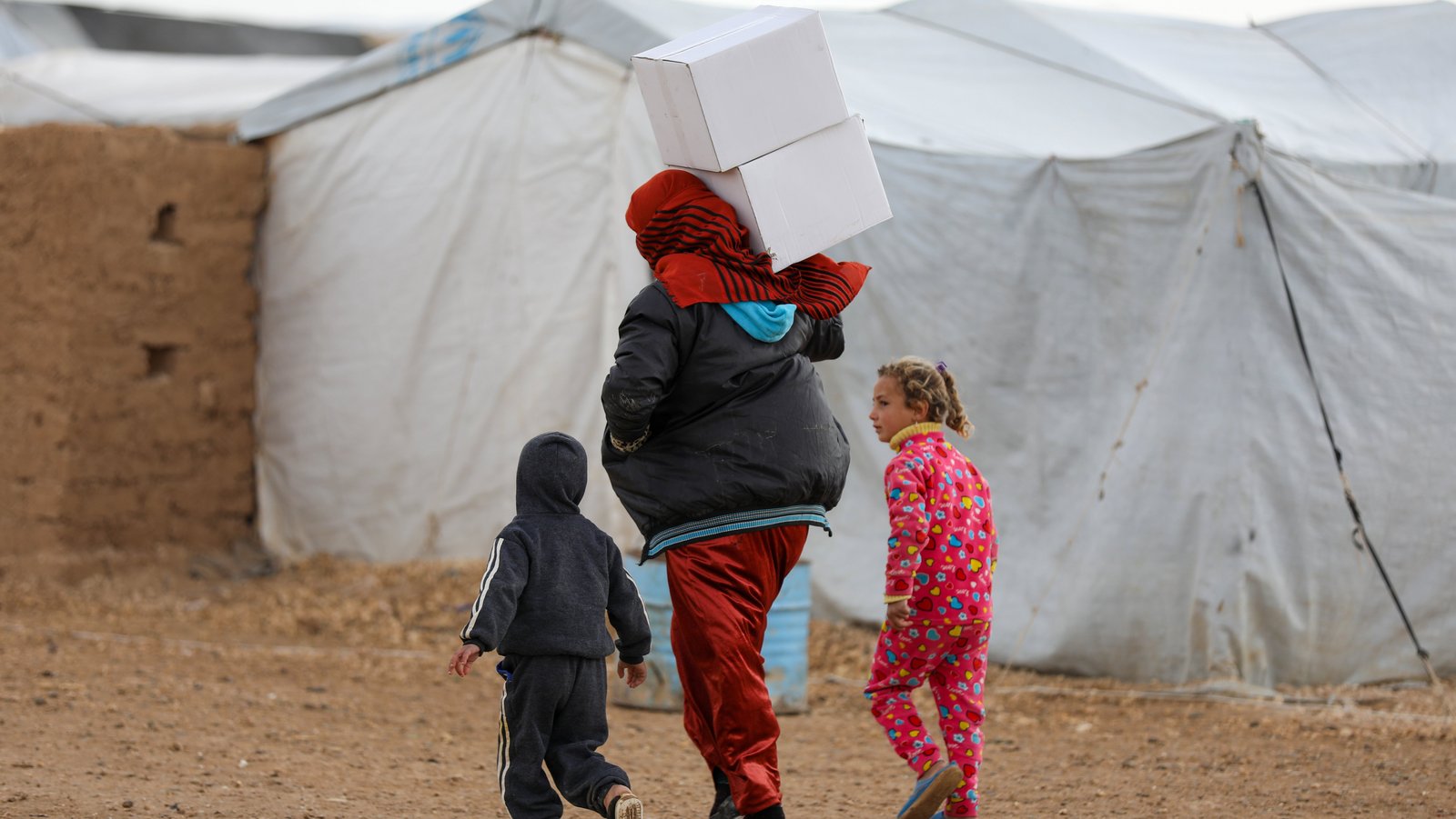 Mutter und Kinder in syrischem Flüchtlingslager