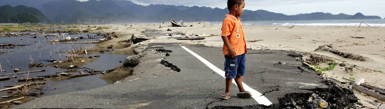 Zerstörte Straßen nach Tsunami in Indonesien