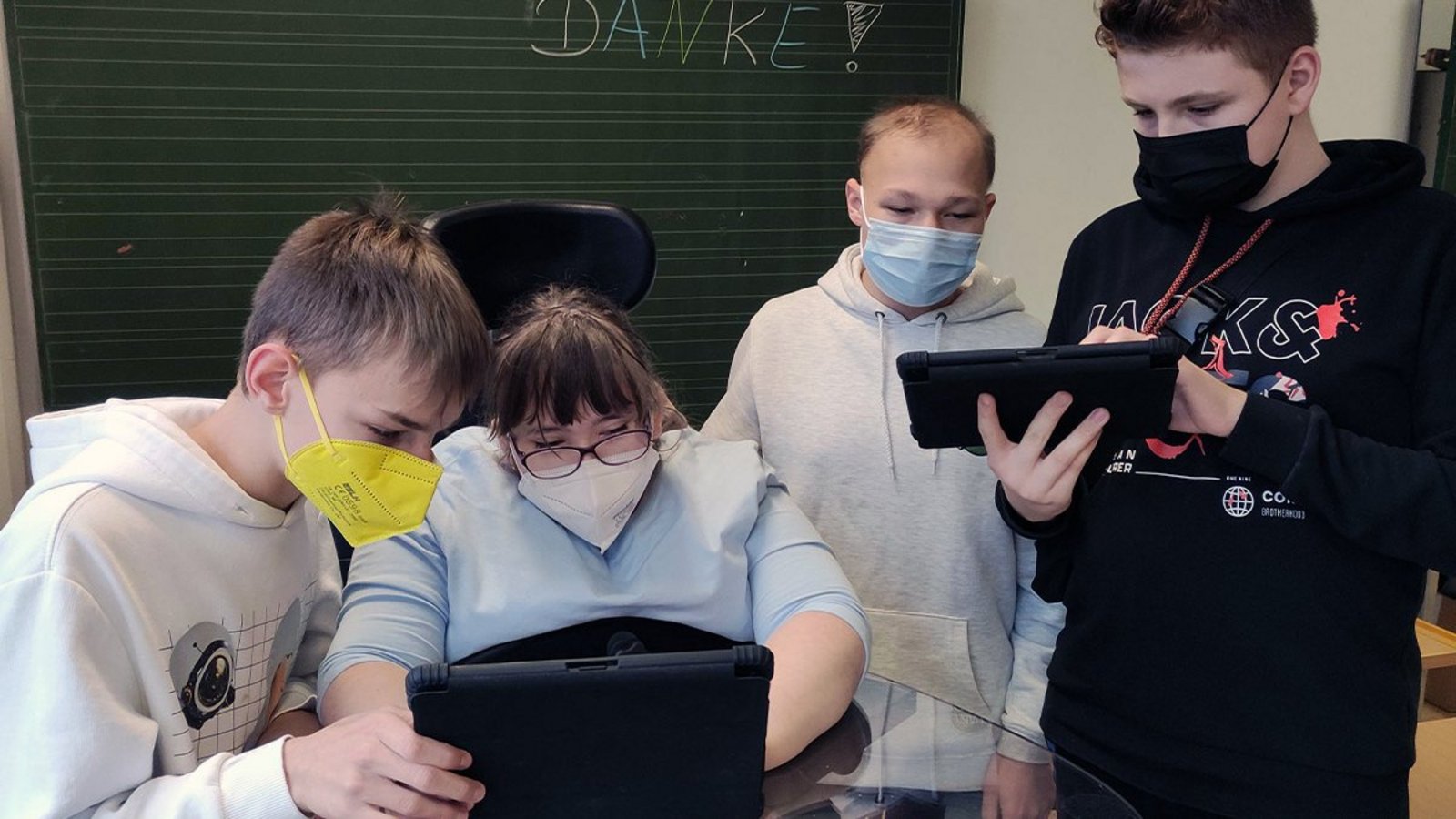 Vier Kinder der LVR-Paul-Klee-Schule mit neuen Lernmedien