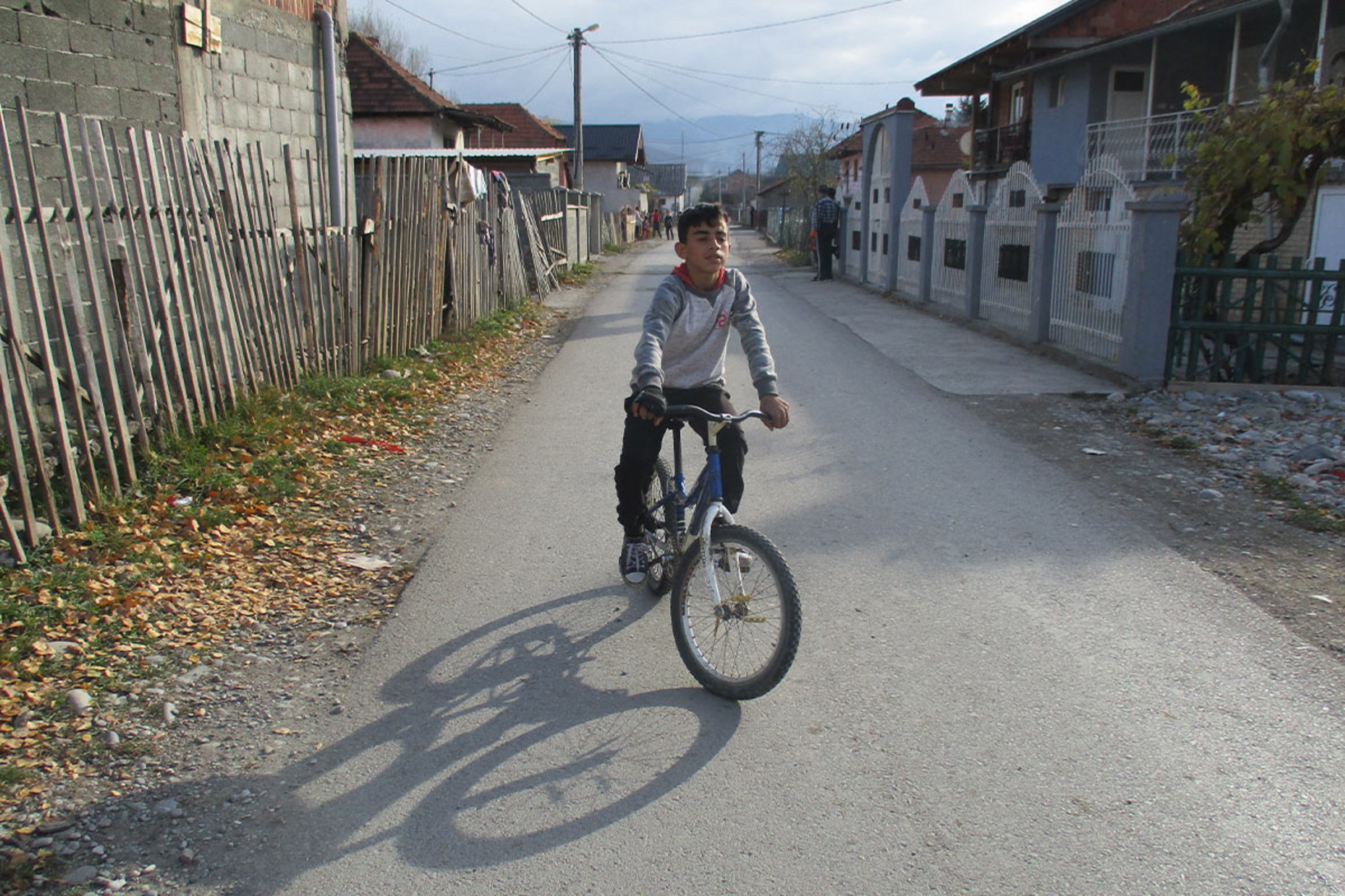 Ein Junge auf einem Fahrrad