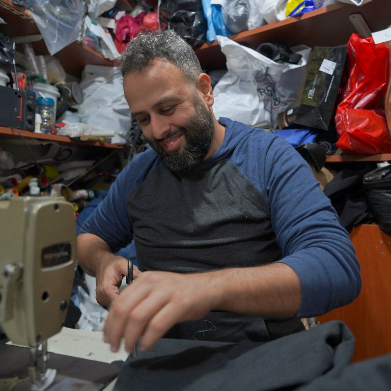 Schneider Ibrahim arbeitet an seiner Nähmaschine