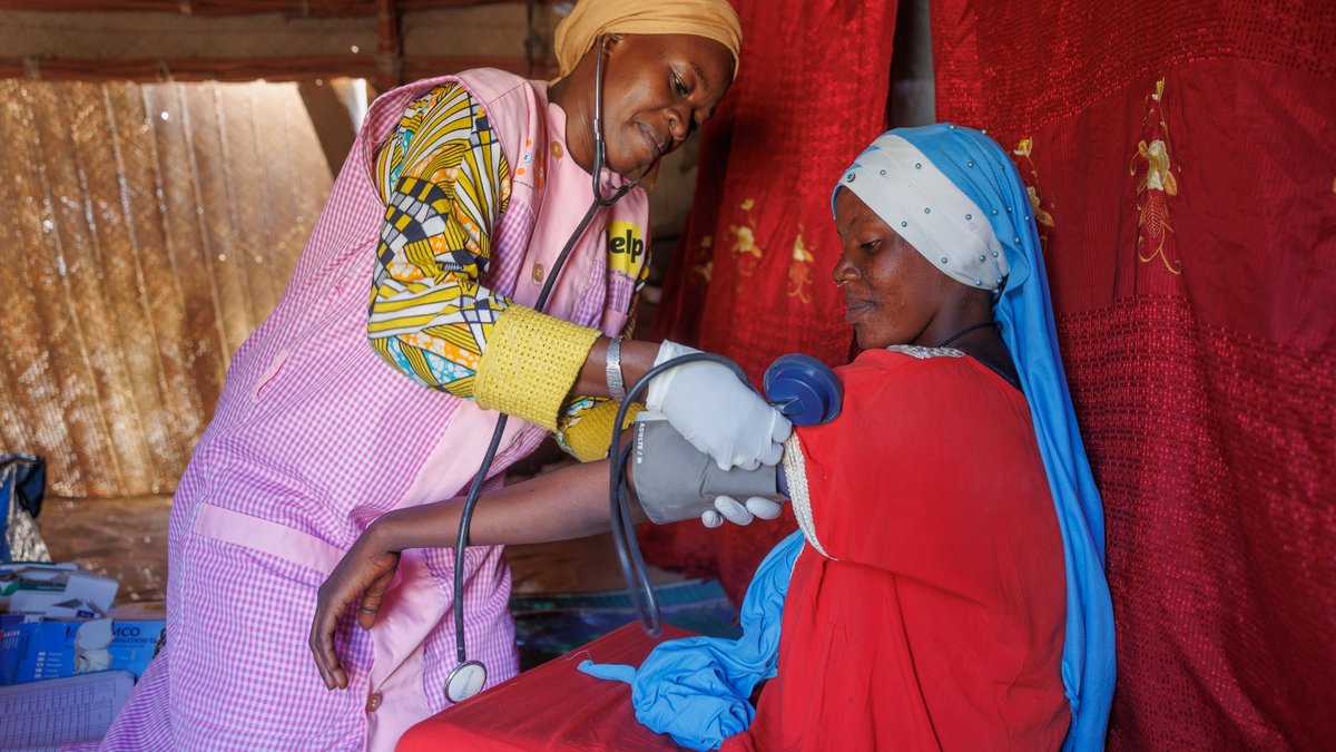 Hebamme Aissata Roumba untersucht den Blutdruck einer Patientin