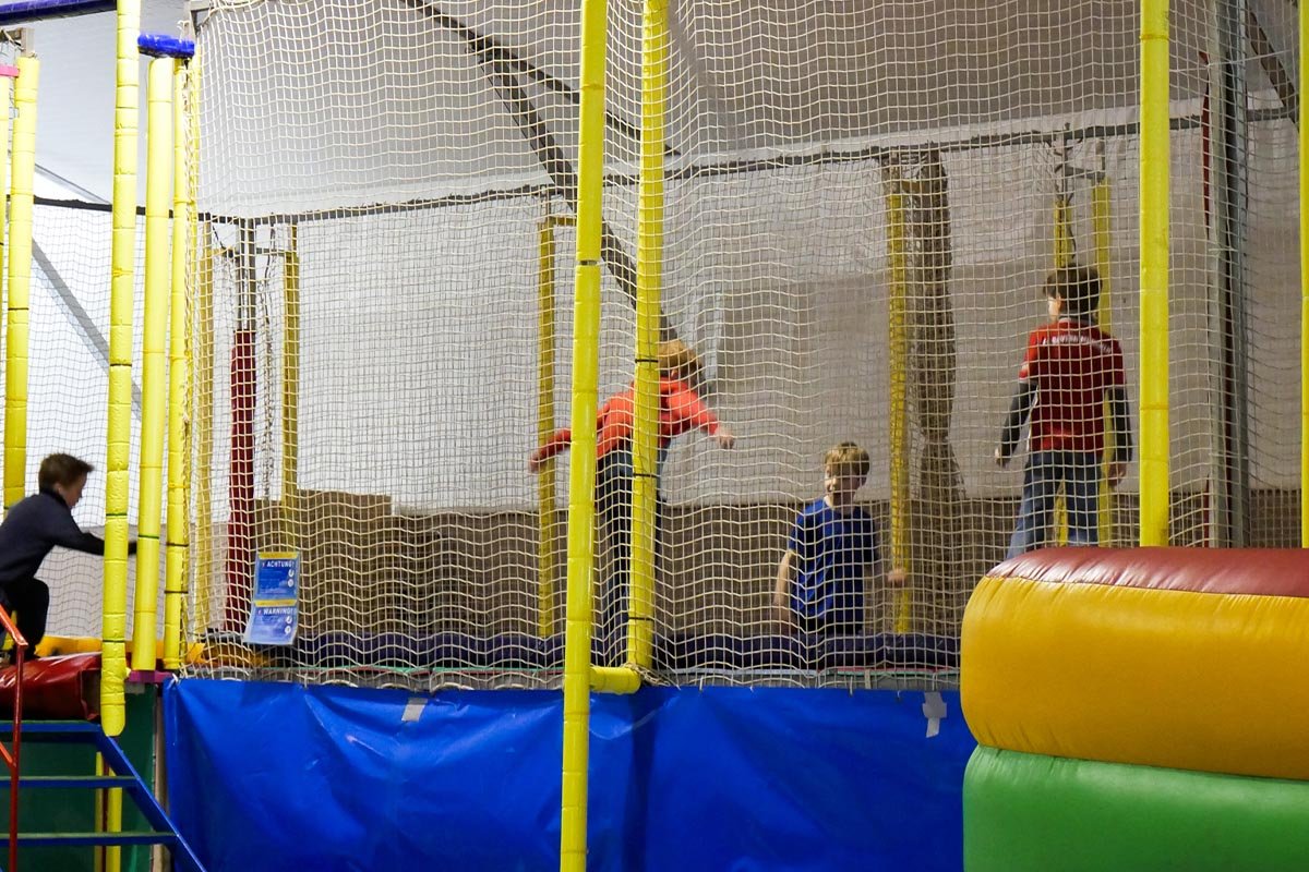 Kinder hüpfen auf Trampolinen im Indoor-Spielplatz KinderpAHRadies