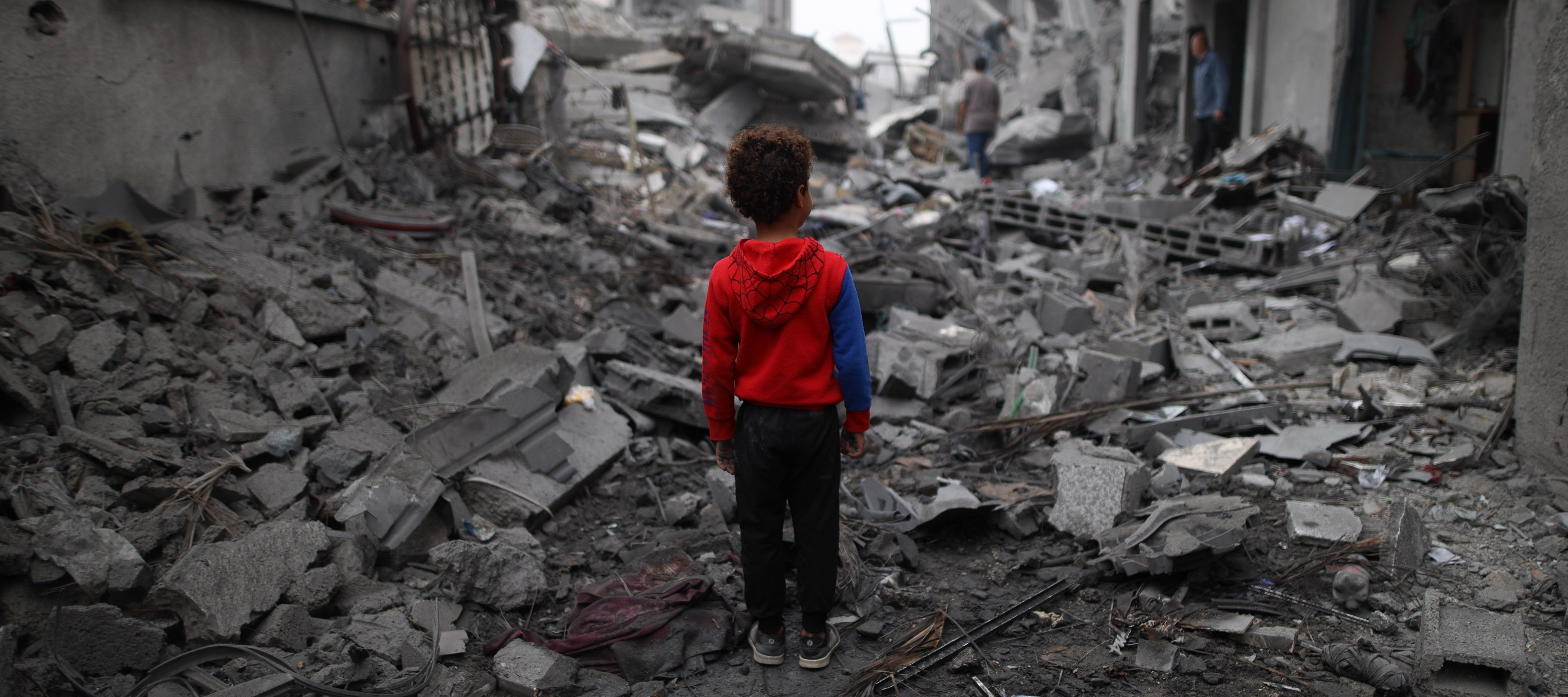 Gaza: Junge vor Trümmern im Flüchtlingslager Maghazi