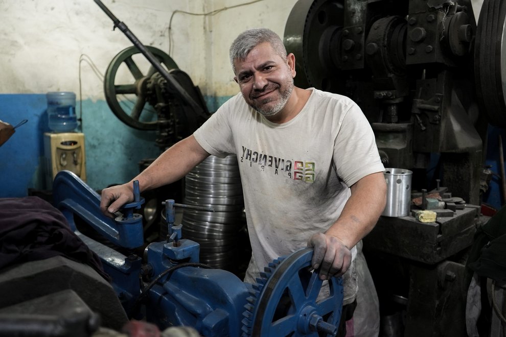 Metallbauer Krikor in seiner Werkstatt in Beirut