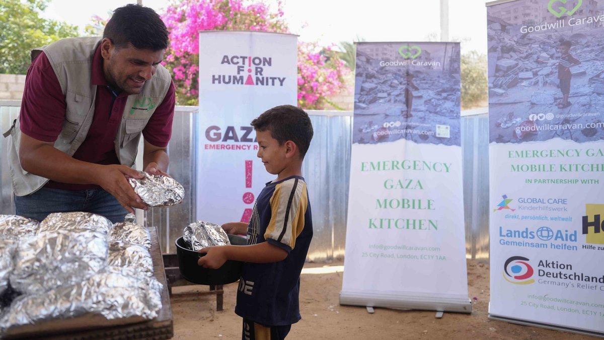 Ein kleiner Junge aus Gaza erhält warmes Essen