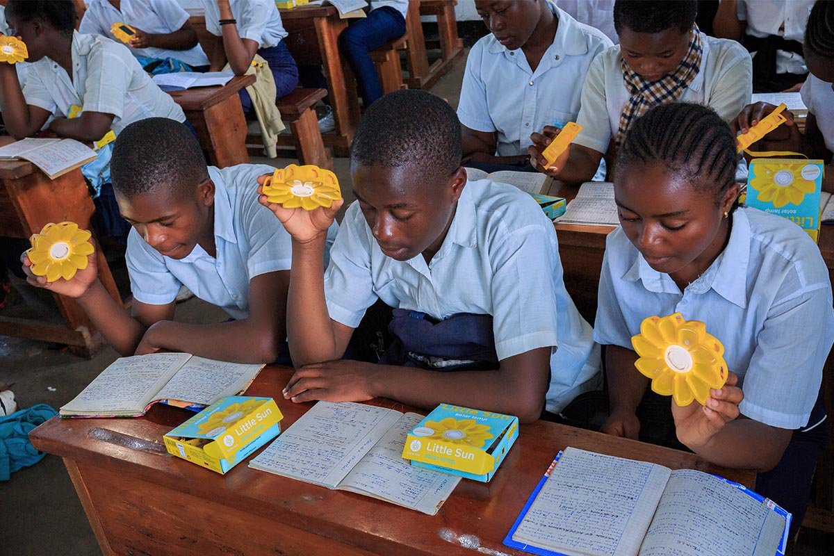 Schülerinnen und Schüler im Kongo mit Solarlampen