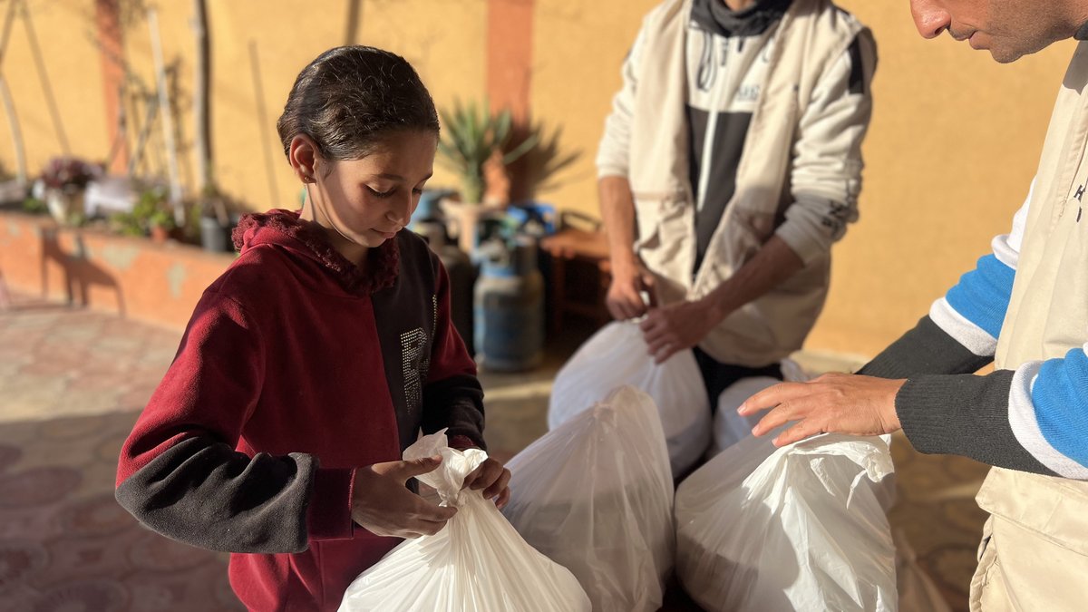 Ein palästinensisches Mädchen erhält warme Mahlzeiten