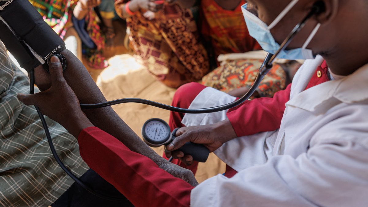 Ein Gesundheitsmitarbeiter von Help Mali misst den Blutdruck eines Mannes