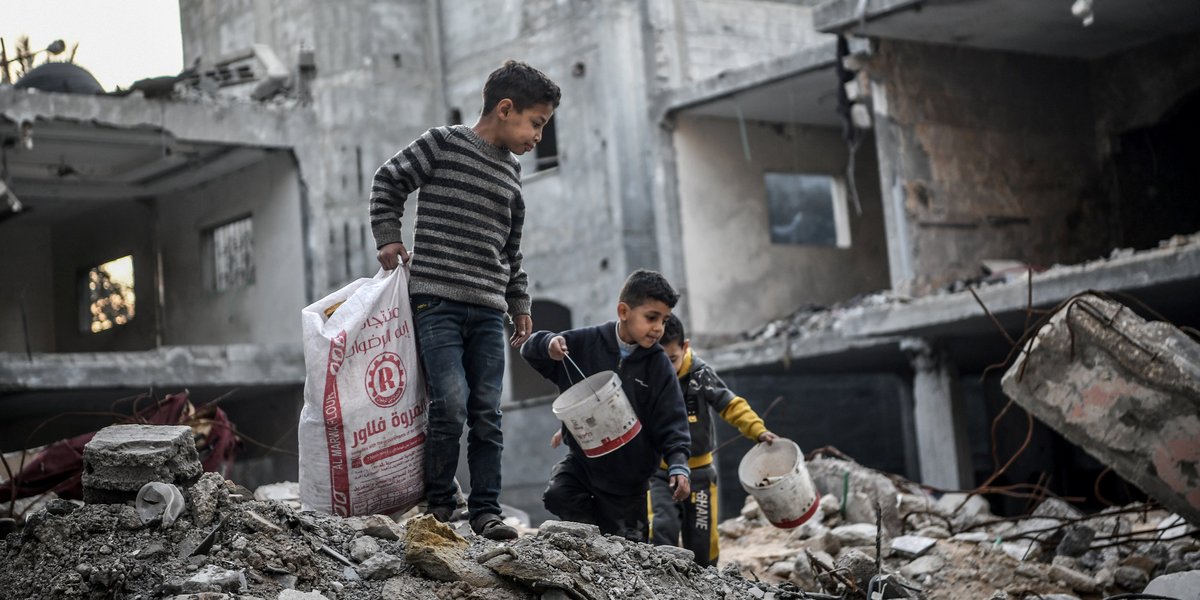 Gaza: Kinder vor Trümmern in Rafah
